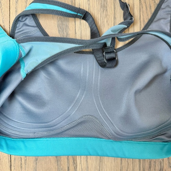 Nike Women’s Turquoise Dri Fit Sports Bra with Clasp and Adustable Straps Size M - Picture 11 of 14